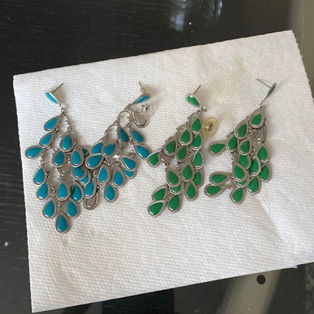 2 pairs of earrings very light great condition wore it‎ once